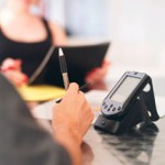zeit-ist-geld Mann sietz vor seinem PDA